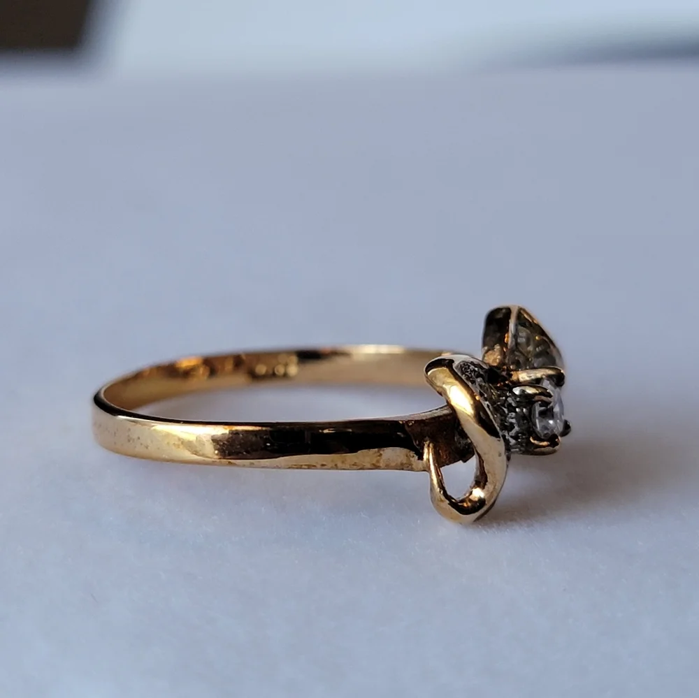 Vintage Bow Ring DAC Clear Diamond Like Stone Pave Center Gold Tone Size 8.5